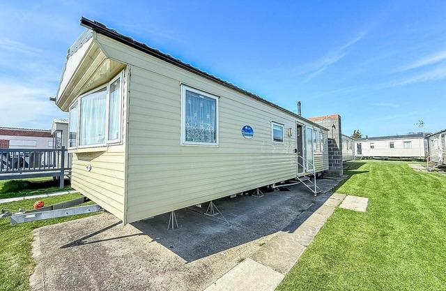 6 berth staycation caravan nearby Clacton-on-Sea in Essex ref 26254E