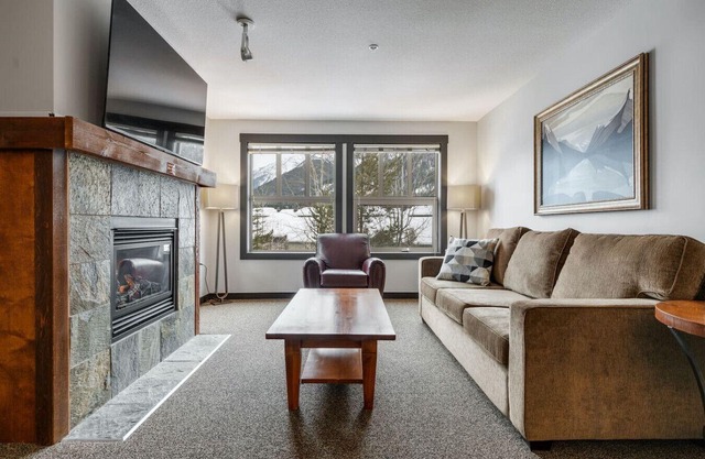 6-Br/6 Ba | TRUE Ski In/Ski Out | Pool & Hot Tub