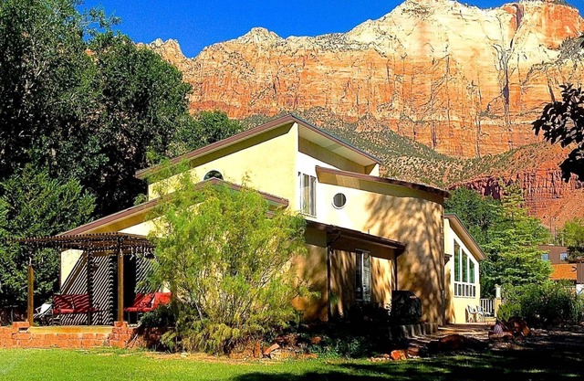 6 BR Villa Downtown in Springdale 1.2 mi from ZNP Sleeps 14 Free parking 6 cars