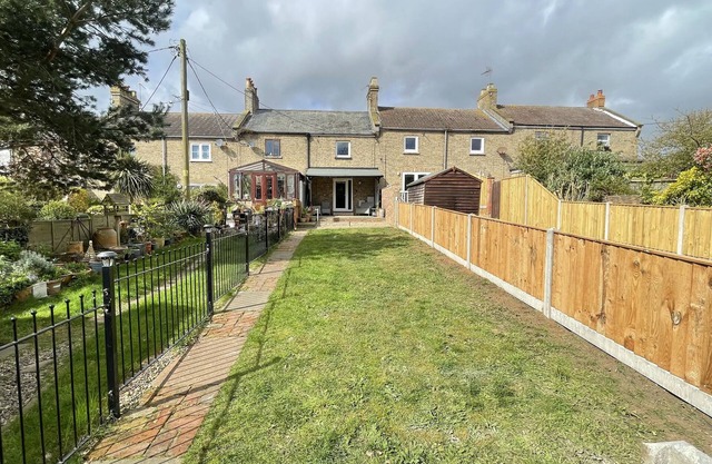 6 COASTAL COTTAGES, pet friendly, with a garden in Kessingland