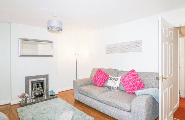 6 FIDLERS CLOSE, with open fire in Bamford