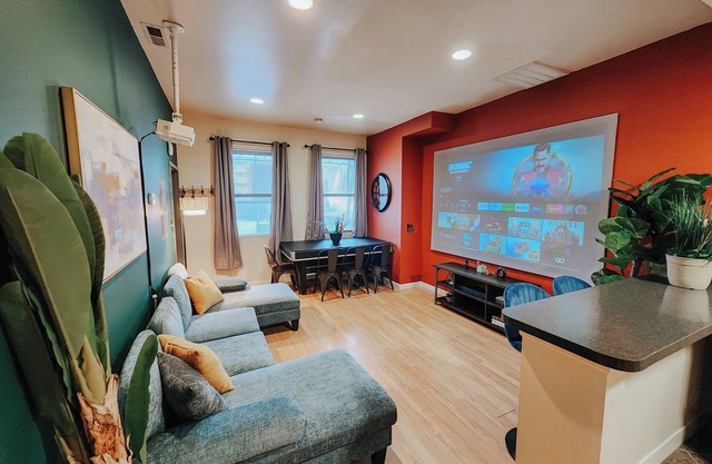 6 King Beds/Convention/5BR 3BA/Pool Table