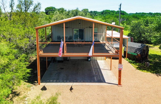 6 Mi to Granbury City Beach Park: Apt w/Veranda!