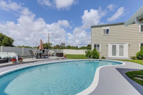 6 Mi to Riviera Beach WPB Retreat with Pool Access!
