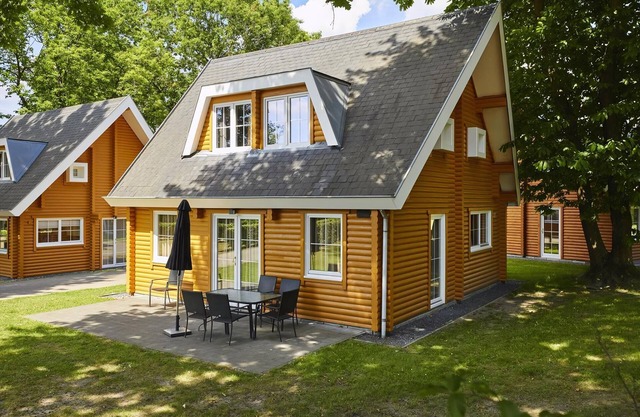6-person bungalow in the holiday park Landal Mooi Zutendaal