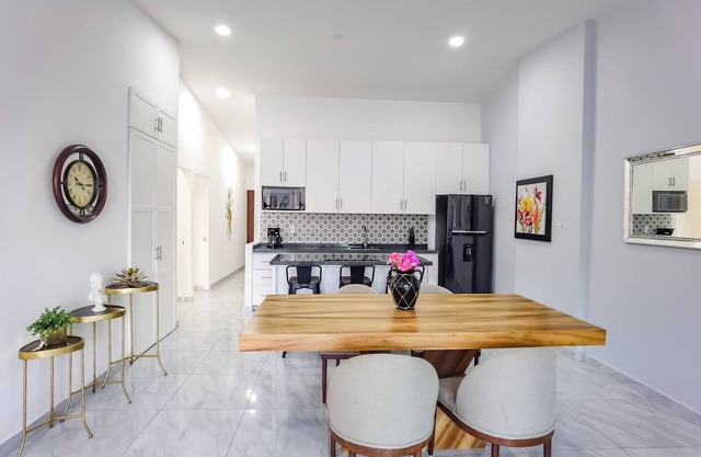 60% discount, new 3 BDR, 2 rooftop pools w panoramic views, 5 min from downtown