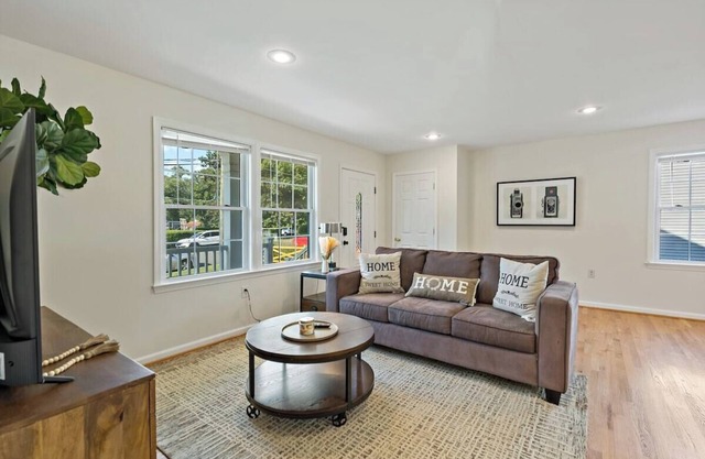 6449 Maplewood · Cheerful | 5 bedroom | Free Park | Center | Sunny