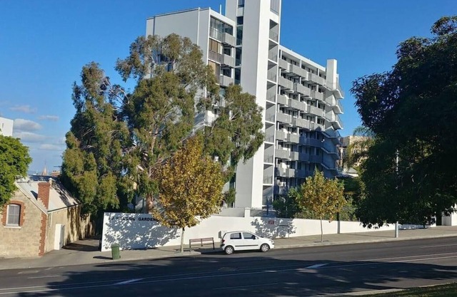 65 Hillside 2BR Apt CBD Kings Park Parking