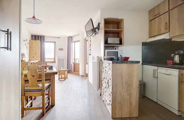 6th floor, view mountain/mountain/ski slopes, balcony, tv, ski locker, 27-26m², Les Menuires