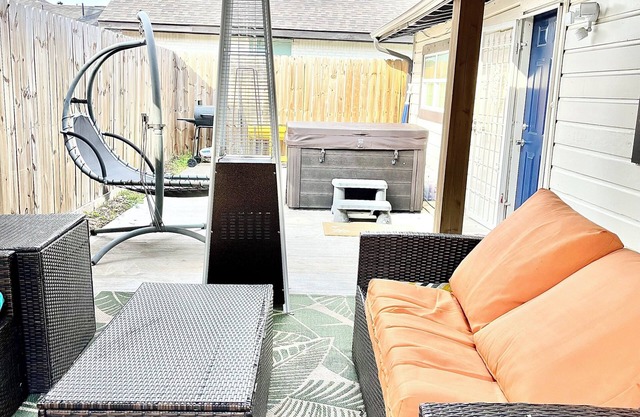 7-bedrooms-hot tub-4miles to downtown Houston, Medical center, 1 mile to UH, TSU