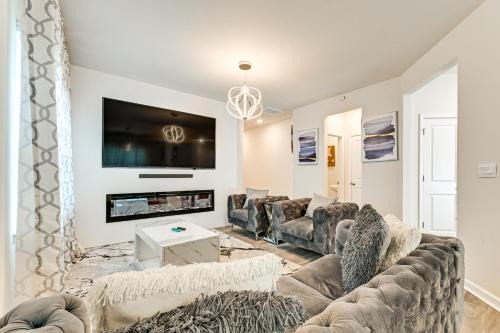 7 Mi to Uptown - Pet-Friendly 2-Story Townhome!