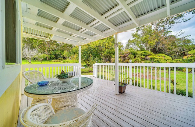 7 Mi to Volcanoes NP: Serene Cottage w/Deck!