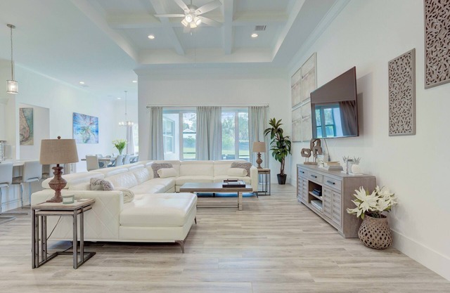 7 min to Beach ~ Bikes ~ Outdoor Dining Area