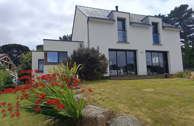 7-minute walk to the sea, sailing school. Ker Botrel house ideal for vacations