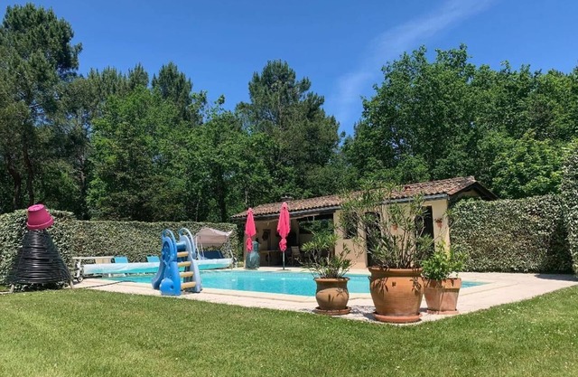 7 minutes from Lac de Maubuisson, 15 from CARCANS page