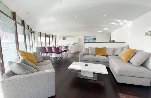 7 Ocean Point - 3 Bed | Sea View | Near Beach