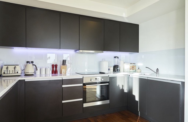 7th floor apartment with terrace, mins from riverside and the station (Veeve)