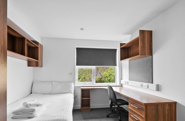 8 Bed Apartment @ Derriford Stays by Pureserviced