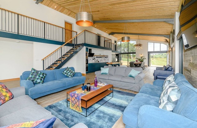 8 bedroom accommodation in Cadeleigh, near Tiverton