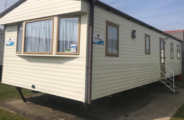 8 berth caravan at Highfield Grange nearby Clacton-on-Sea ref 26270E