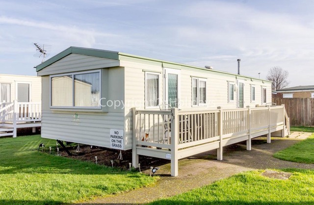8 berth caravan in Scratby, Norfolk sleeping 8 guests ref 19163S