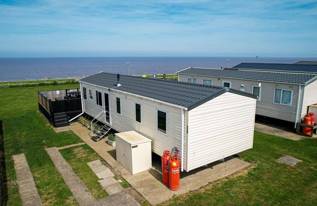 8 berth luxury caravan with a full sea view in Suffolk ref 20276BS