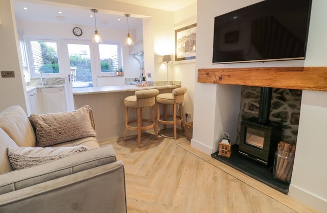 8 CROWN LANE, pet friendly, country holiday cottage in Conwy