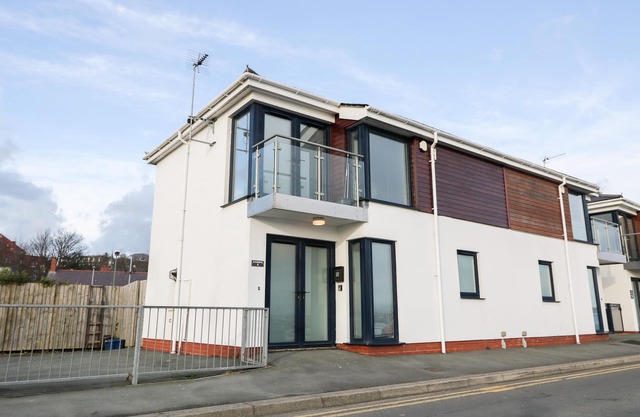 8 MARINA VIEW, pet friendly, luxury holiday cottage in Pwllheli