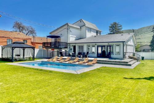 8 Mi to Echo Valley Ski Area Home with Hot Tub!