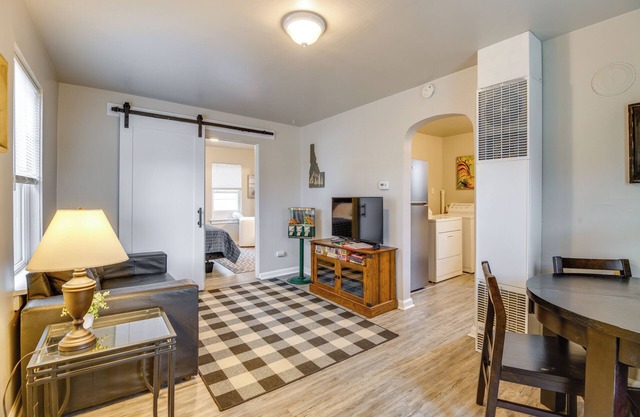 8 Mi to Shoshone Falls: Pet-Friendly Getaway!