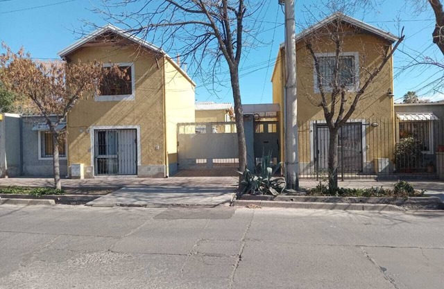 8 minutes from airport, bus terminal, park, pets and smokers allowed
