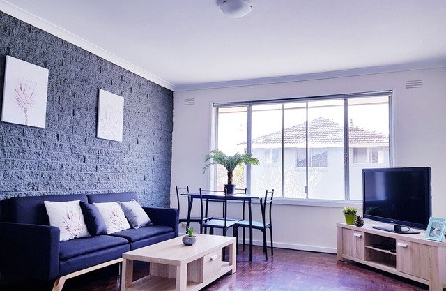 8 minutes Walk to clayton train station, close to monash medical center.