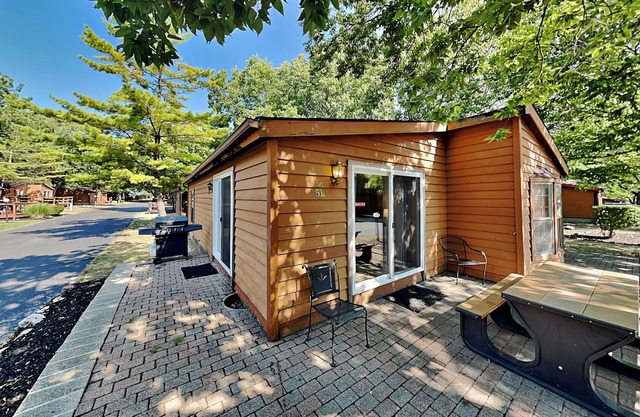 8-person Corner House - 3 BR & 2 BA - Put-in-Bay Island Club Home - IC51