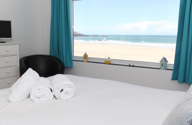 8 Piazza - Two Bedroom House, Sleeps 4