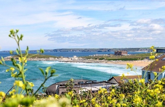 8 Spinnakers - Sea and coastal views, close to Fistral Beach, Lift, dog friendly and parking