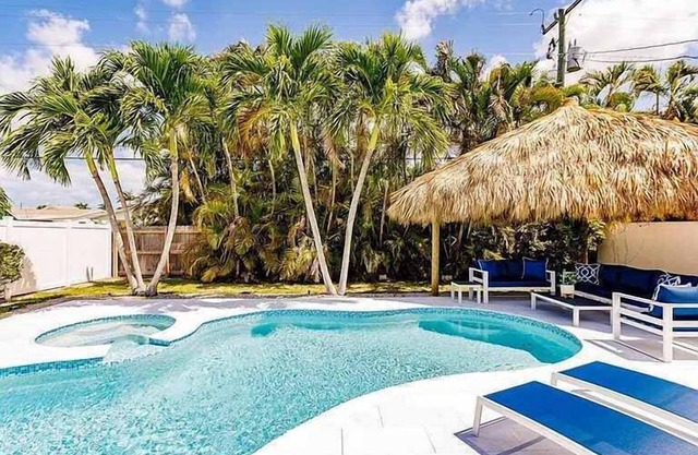 819 Tropical Bliss · Heated Pool/Spa · Walk2Beach