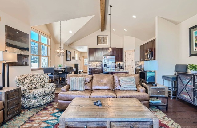 87 Maggie. Walkability! Shuttle. Pet friendly.