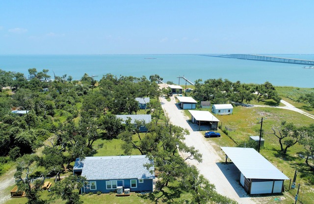 9 bedroom/6 bath, sleeps 30 with a private fishing pier with huge trout!
