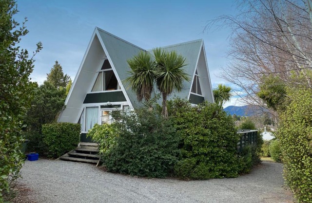 9 Chalet Cres