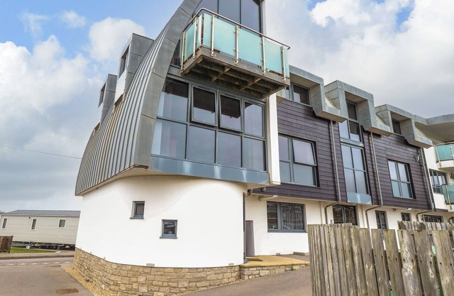 9 DRIFTWOOD, family friendly, character holiday cottage in West Bay
