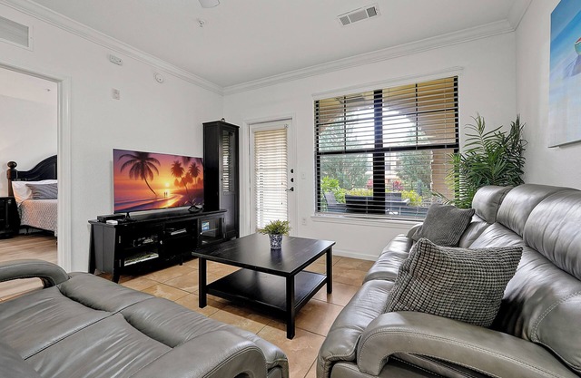 9 miles from Disney - Bella Piazza spacious condo