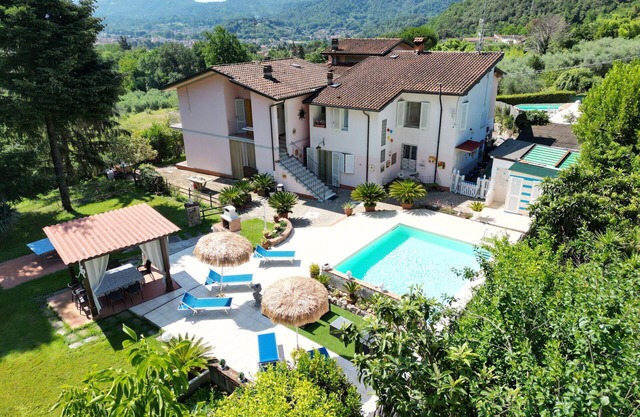 9 People - Private pool - private Garden