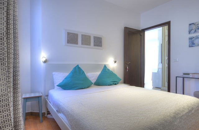 900MUSEUMnext # 1 - private double bed / bathroom, wifi, aircond