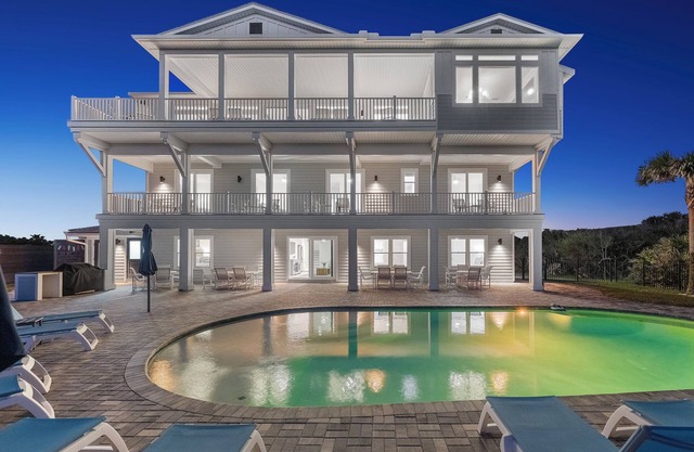 9BR OCEANFRONT ESTATE! SWEEPING VIEWS, VERY LARGE POOL/YARD, COMPLETE GAME ROOM!