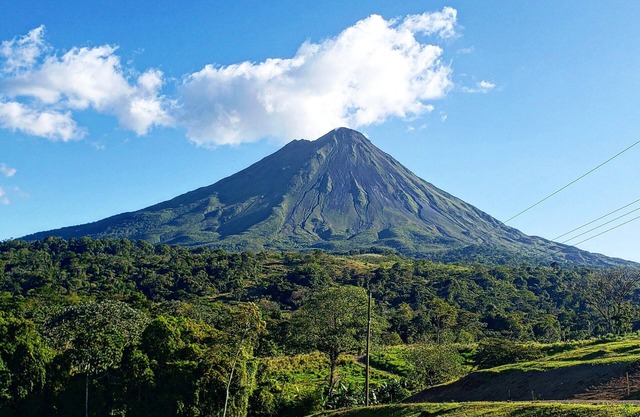 ¡A 3 Minutos del Centro de La Fortuna! Nueva Casa Para Familias o Parejas
