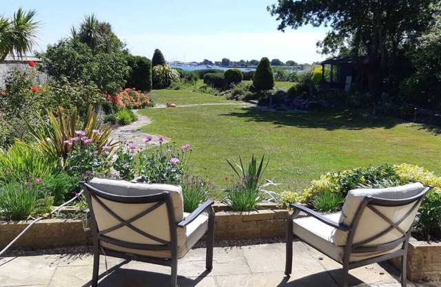 A beautiful 4/5 bedroom home with a heated indoor swimming pool in Hayling Island with substantia...