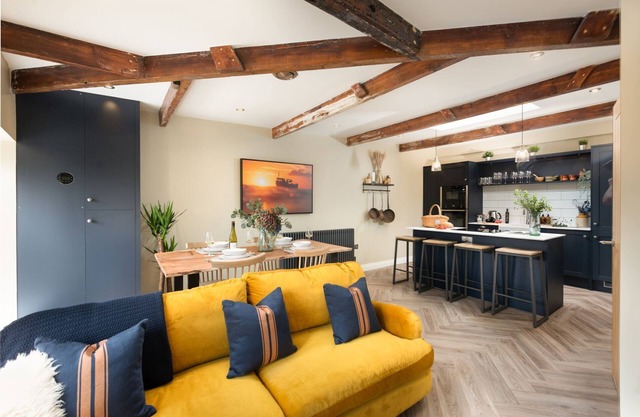 A beautiful apartment in Newlyn with two bedrooms and two bathrooms, just a short stroll from the ha