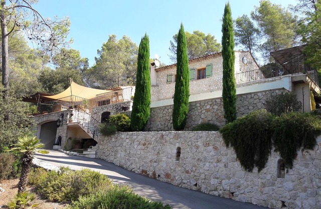 A beautiful modern Provencal stone home in Roquefort les Pins (06330)