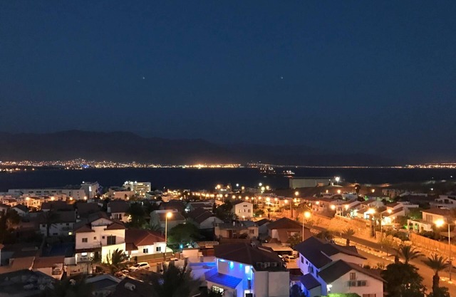 A beautifully decorated 2bed/2bath w amazing views, balcony , pool, Gym.