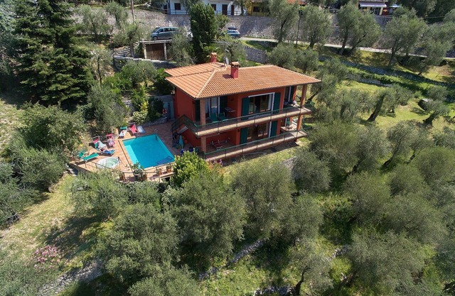 A big house whit pool lake view and air conditionating in a quiet country